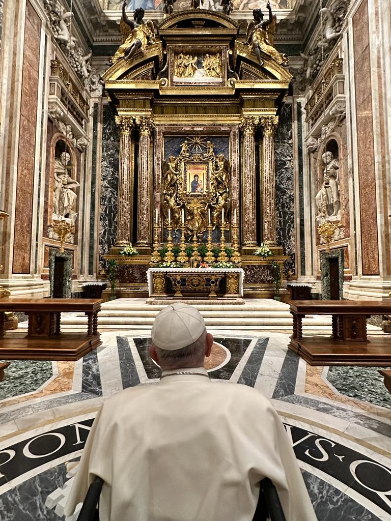 Pope-Francis-Basilica-of-Santa-Maria-Maggiore-icon-of-the-Virgin-Salus-Populi-Romani-2