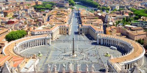 O pequeno exorcismo de Santo Antônio, esculpido no obelisco do Vaticano