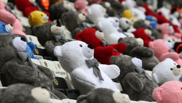 Deszcz pluszaków na stadionie piłkarskim w Stambule