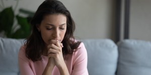 A cura da dependência emocional pela fé: uma jornada de transformação
