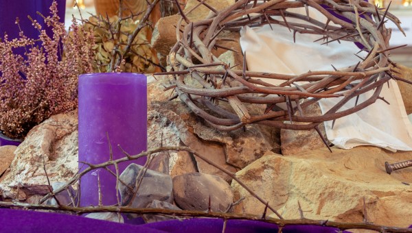 Decoracao de Quaresma com vela, coroa de espinho e pedras