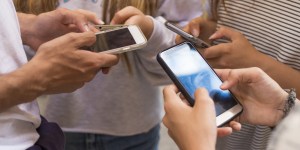 Diretora proíbe namoros e celulares em sala de aula e alunos a aplaudem