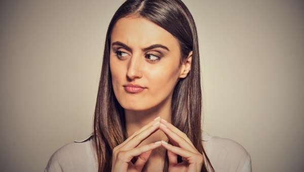 Mulher olhando estranhamente para o lado