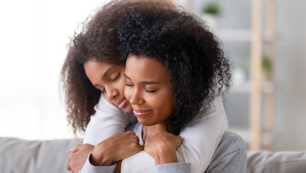 Abraço entre mãe e filha