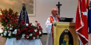 O padre brasileiro que mandou um recado para Santa Teresinha no Céu