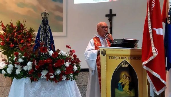 Monsenhor Pedro Teixeira no terço nos homens