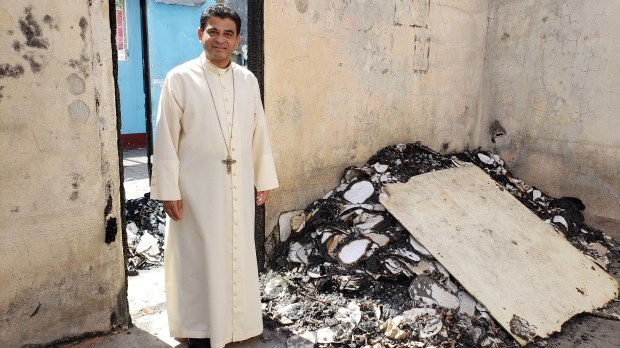 Bispo dom Rolando Álvarez nas ruínas da Cáritas de Sebaco
