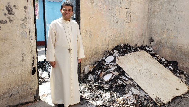 Bispo dom Rolando Álvarez nas ruínas da Cáritas de Sebaco
