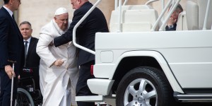 O Papa Francisco é hospitalizado com infecção respiratória