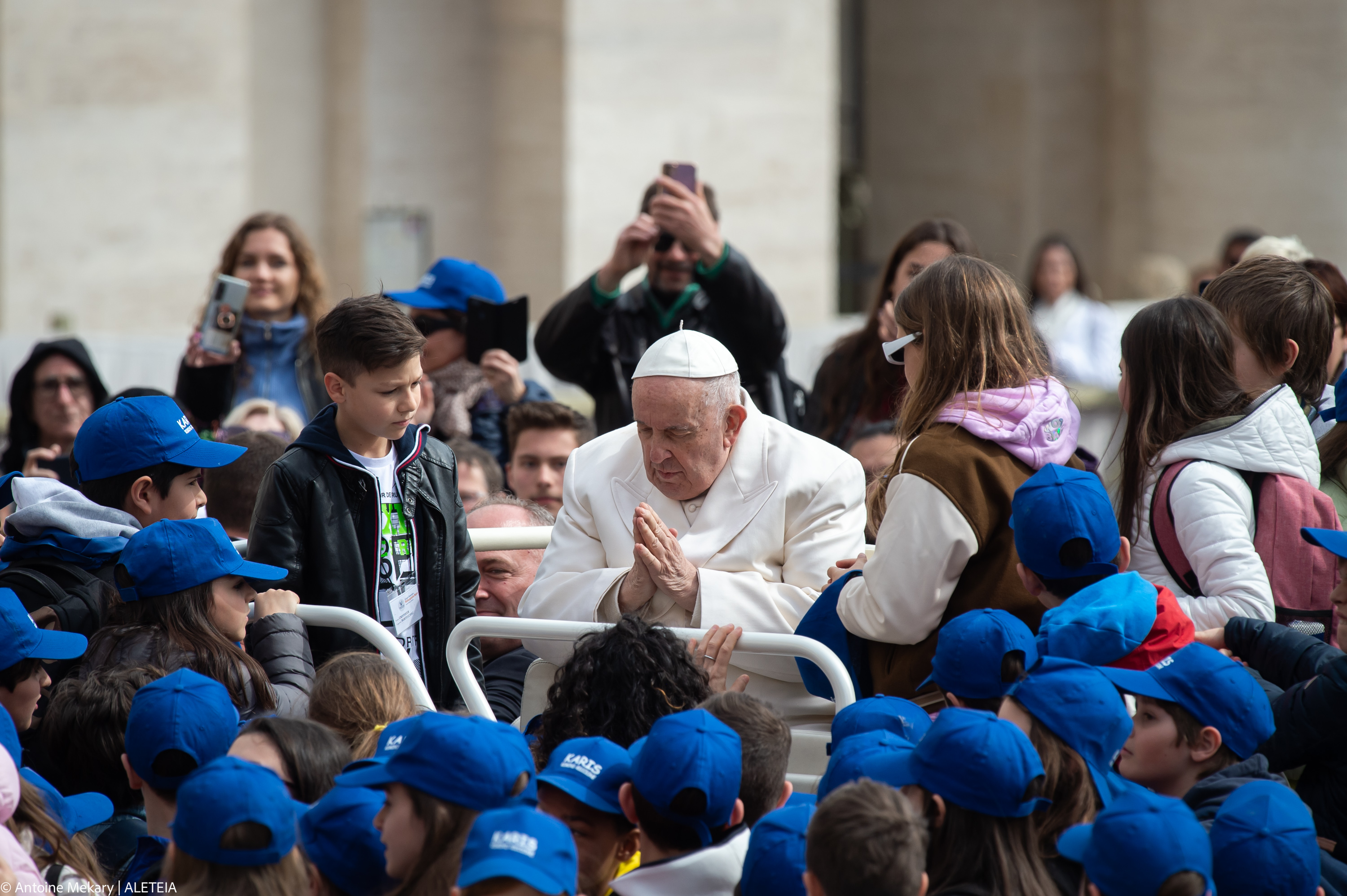 Pope-Francis-Blesses-faithful-at-the-end-of-his-weekly-general-Audience-March-29-2023