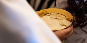 Quem se casou só no civil e se separou pode comungar?