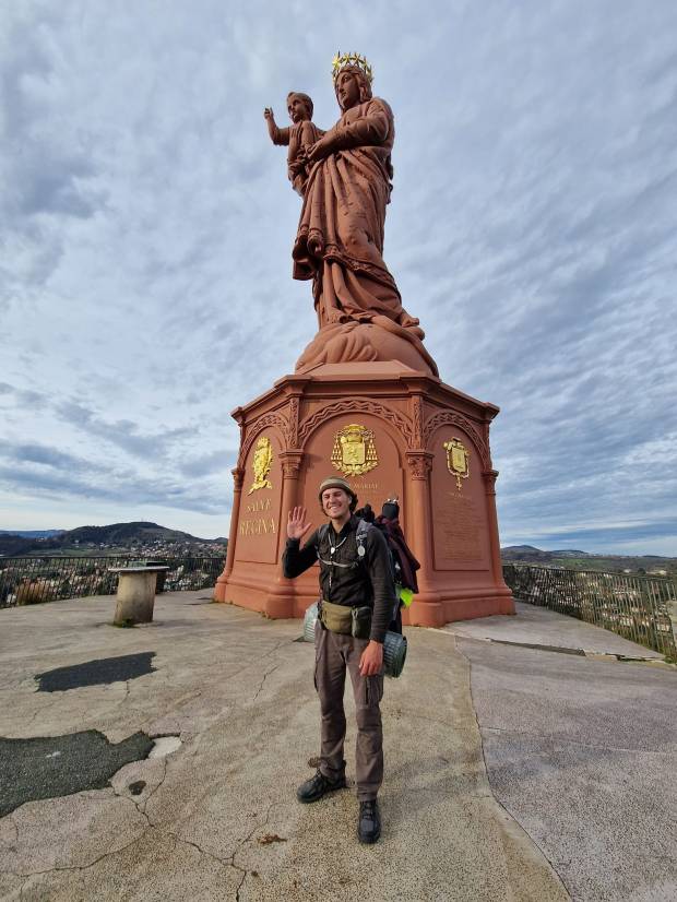 Jovem peregrina a pé sem dinheiro pela Europa rumo a Fátima