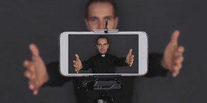 O púlpito do futuro: Padres brasileiros na missão digital 