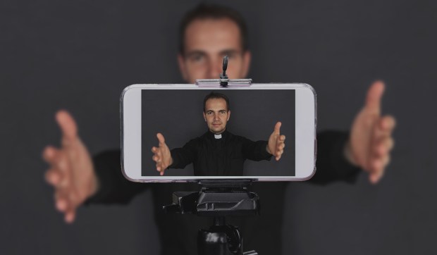 Corner Hero Image - O púlpito do futuro: Padres brasileiros na missão digital 