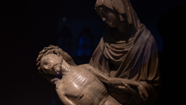 Matka Boża trzyma w ramionach ciało zabitego syna - Jezusa Chrystusa (Pieta)