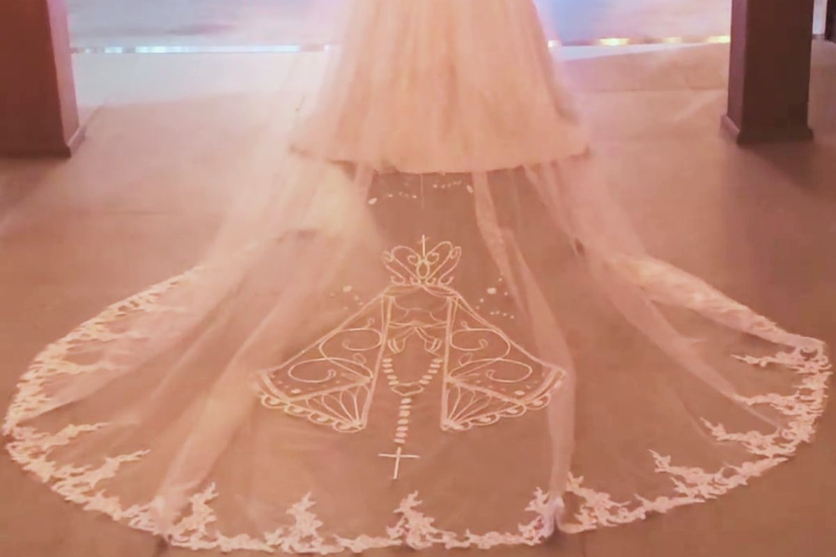 Véu de noiva com imagem de Nossa Senhora