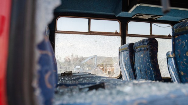 Onibus acidentado com vidros qudrados