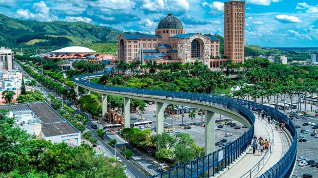 Passarela e Basílica de Aparecida, Brasil.