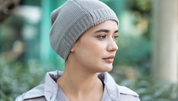 Mulher com cabelos raspados