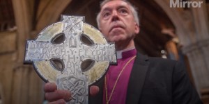 Cruz que será utilizada na coroação do rei Charles tem relíquias da Cruz de Cristo