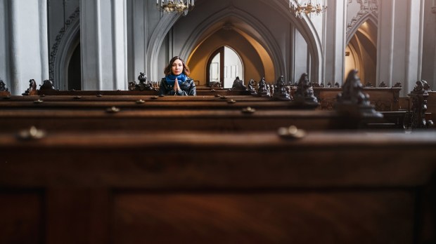 mulher latina em igreja