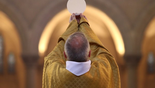 Padre celebra Missa