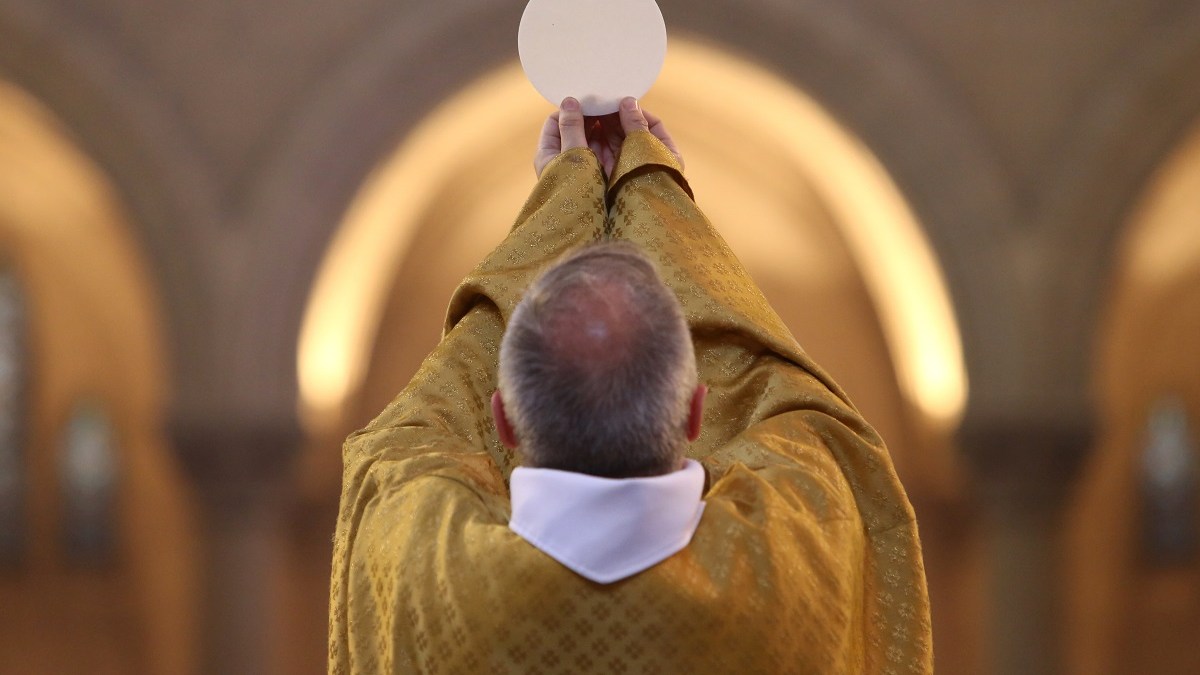 Padre celebra Missa