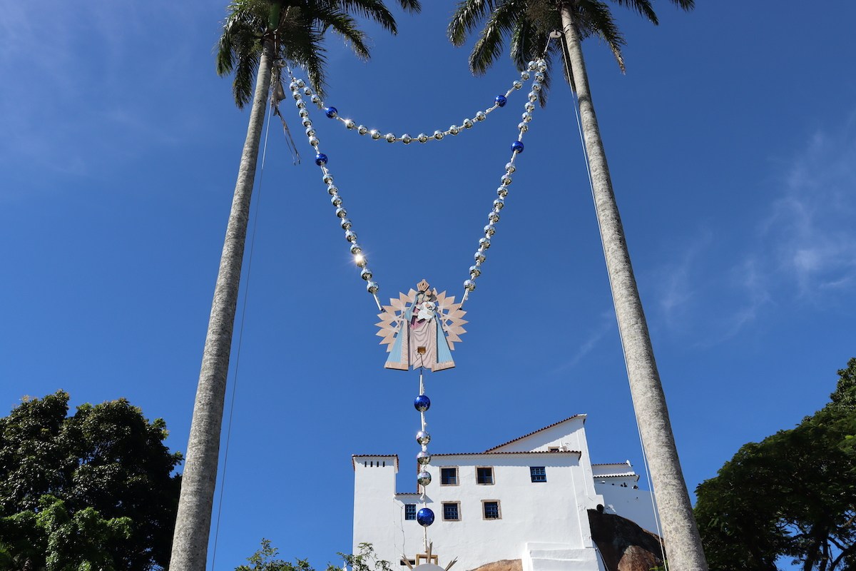 Terço gigante no Convento da Penha