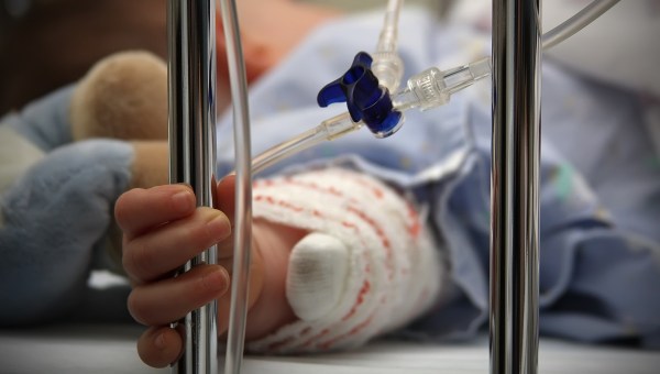 Mão de bebê em hospital