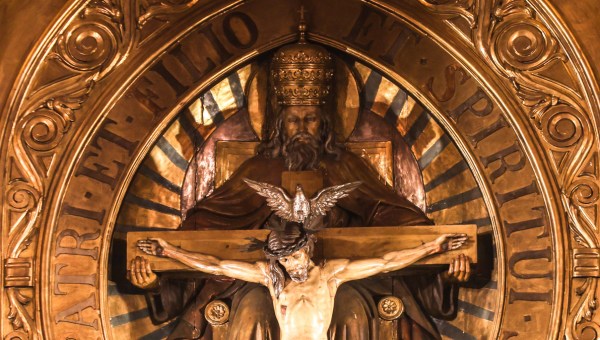 Jezus Chrystus na krzyżu podtrzymywanym przez Boga Ojca