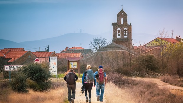 Peregrinos caminham rumo a igreja