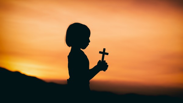 Criança rezando