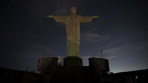 Cristo Redentor apagado em protesto contra o racismo