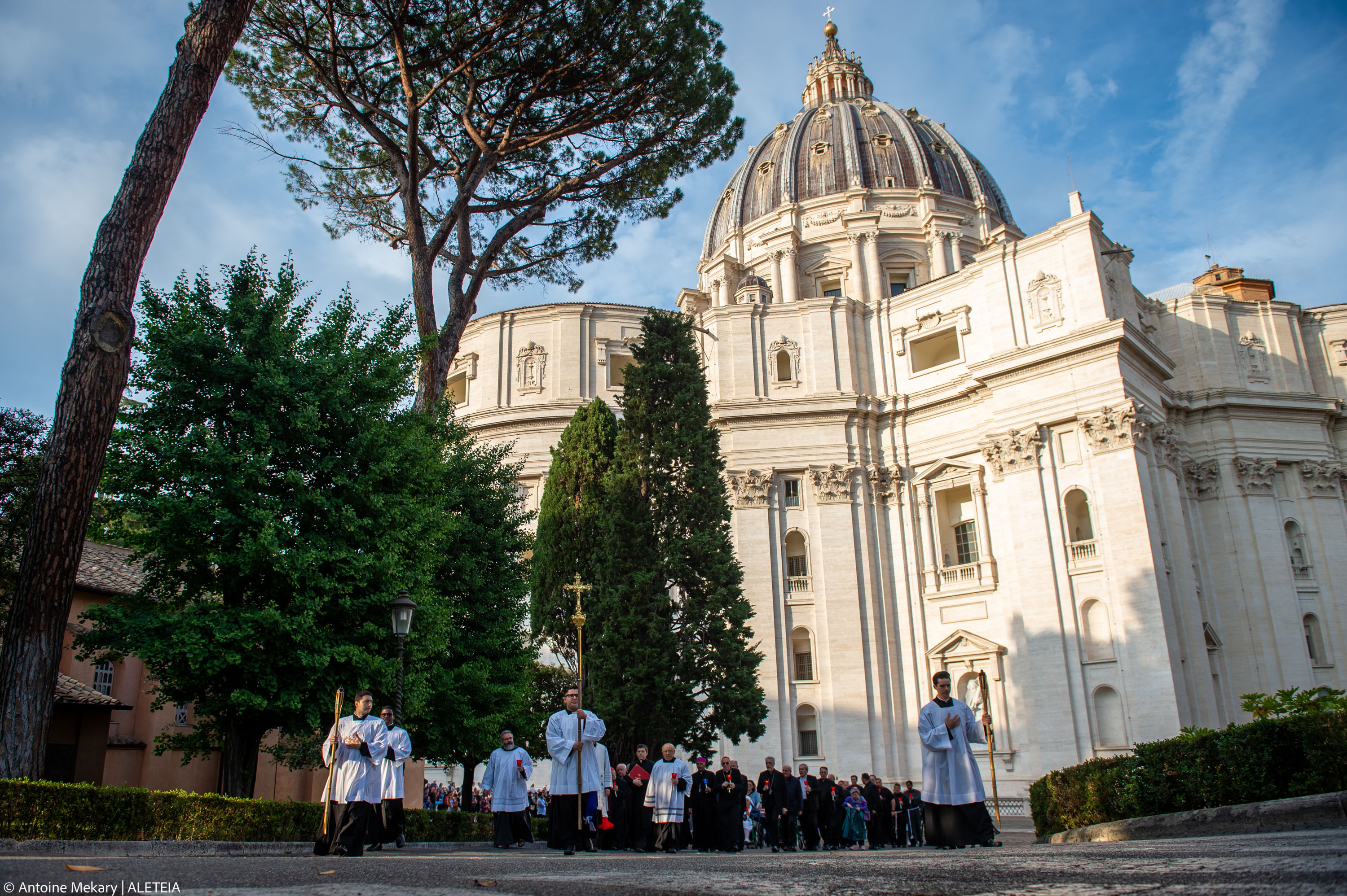 Holy Rosary and torchlight procession presided over by Card. Mauro Gambetti