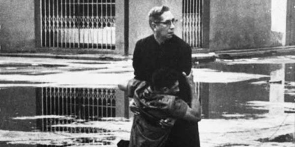 “Ele entrou no inferno para salvar um homem — e uma fotografia eternizou seu gesto”