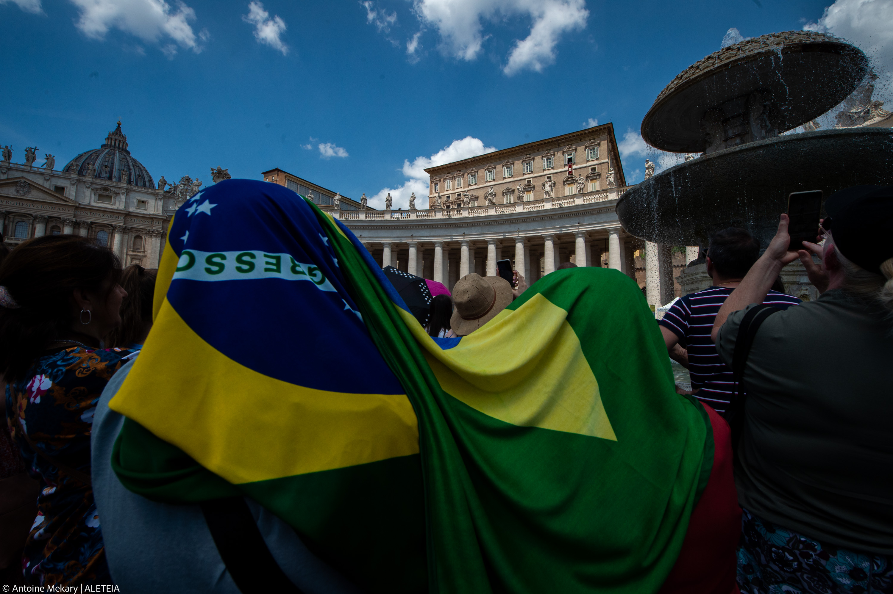 Brasilian faithful during Pope Francis Regina Coeli