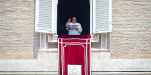 Papa pede aos religiosos que &#8220;corram como loucos&#8221;