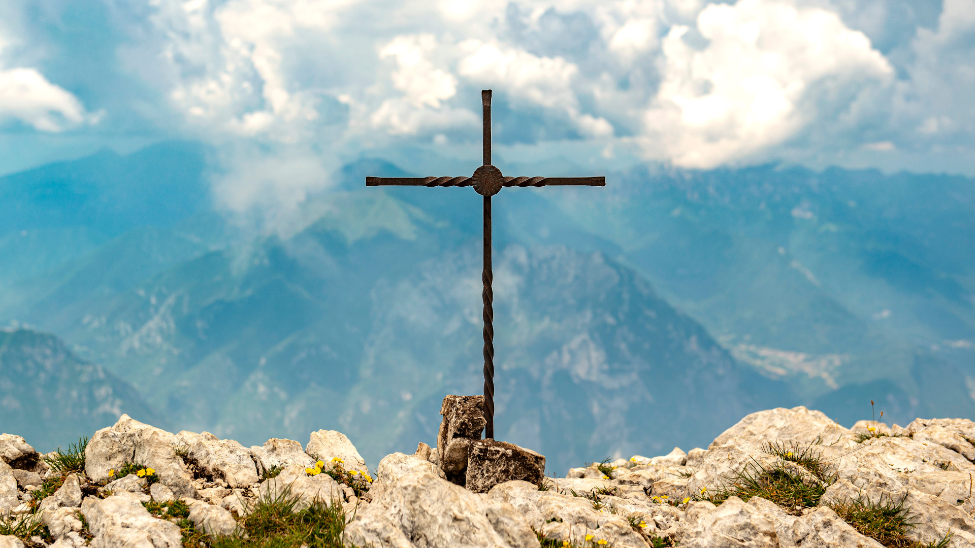 Krzyż na szczycie we włoskich Alpach