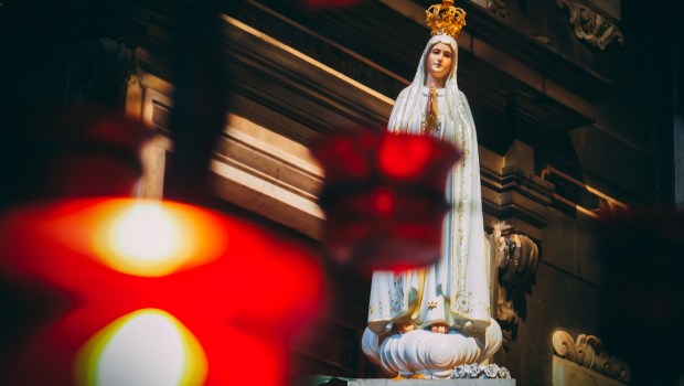 Figura Matki Bożej Fatimskiej we wnętrzu kościoła