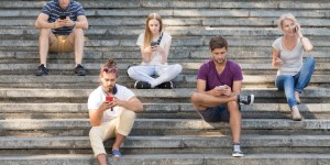 Fenômeno na Espanha: famílias promovem &#8220;adolescência sem celulares&#8221;