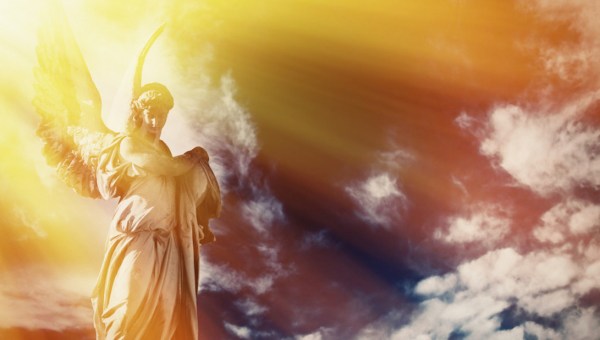 Anjo no céu com luzes e nuvens