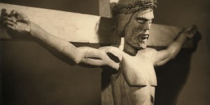 O prisioneiro judeu que fez um crucifixo em homenagem a um padre
