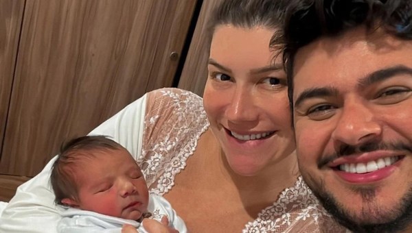 Cantor sertanejo Cristiano, a esposa e o filho recém-nascido