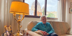 &#8220;Eu fazia biscoitos para João Paulo II&#8221;: a história da jornalista que cobriu o Vaticano por 40 anos