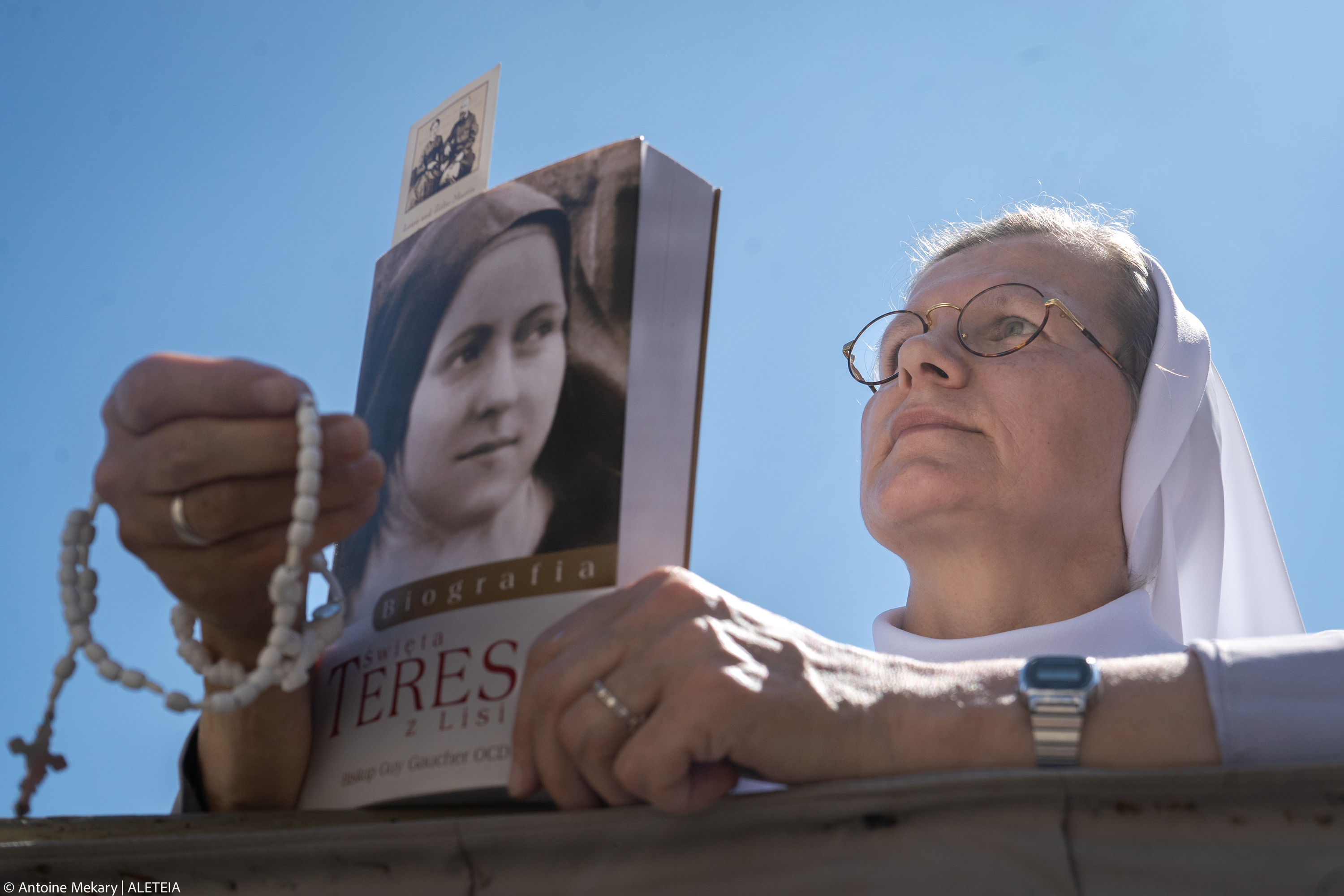Freira segura livro de Santa Teresinha