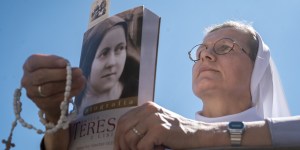 A chegada das relíquias de Santa Teresinha, uma “fonte de consolo espiritual”