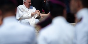 O Dia dos Pobres não é para se livrar do “supérfluo”, adverte Papa