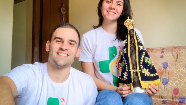 Os irmãos Rafael e Ludmyla se preparam para a JMJ