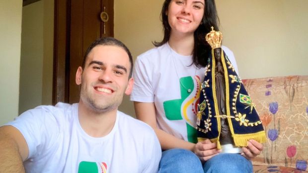 Os irmãos Rafael e Ludmyla se preparam para a JMJ