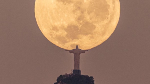 Cristo Redentor segurando a lua, por Leonardo Sens